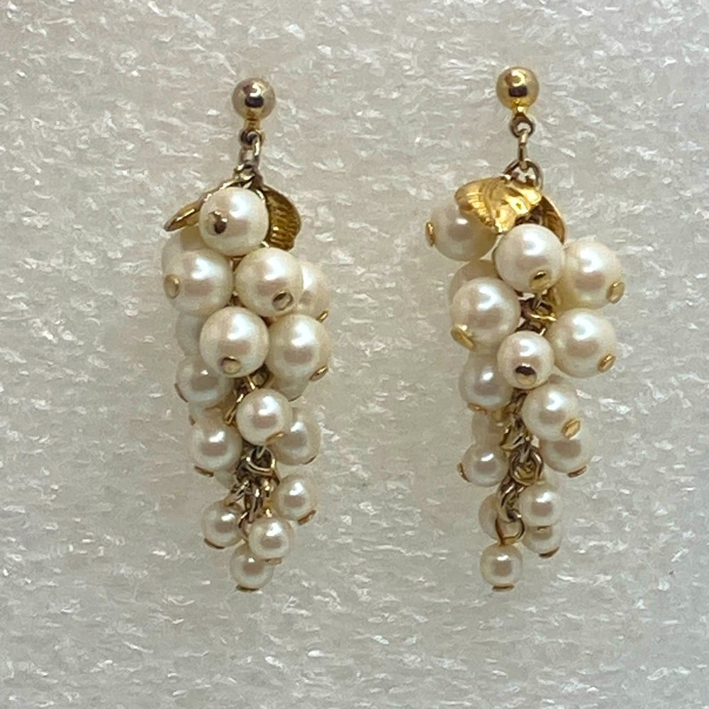 Vtg Faux Pearl Gold Tone Leaves Grape Cluster Dangle Stud Earrings / 1.6”